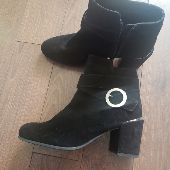 Valdini Renee Suede Bootie - Picture 4 of 12